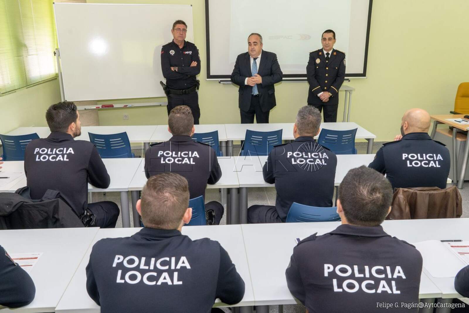 Huye para no ser detenido y retiene a una persona en la casa donde se escondía
