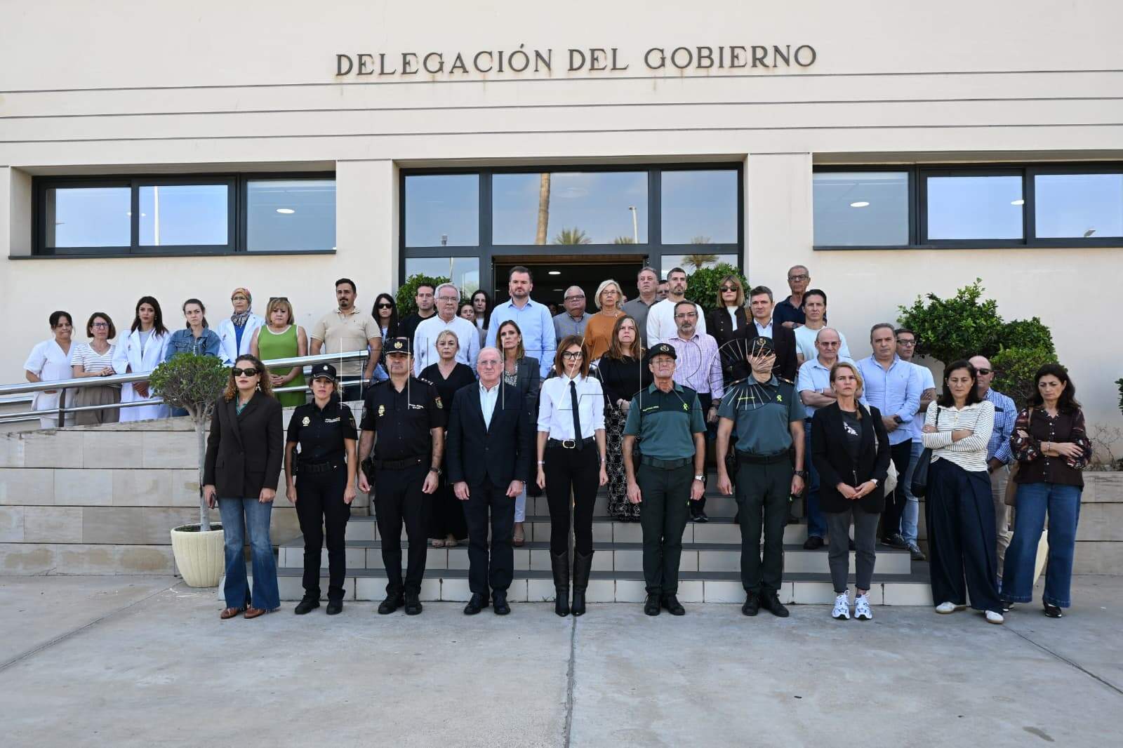 La Delegación del Gobierno guarda un minuto de silencio por el accidente del tren