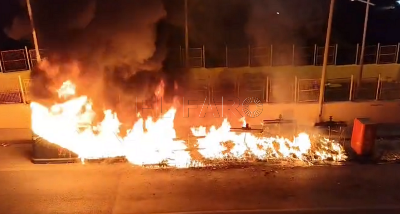 Reina Regente vive una madrugada de incendios de contenedores con ataques a los Bomberos