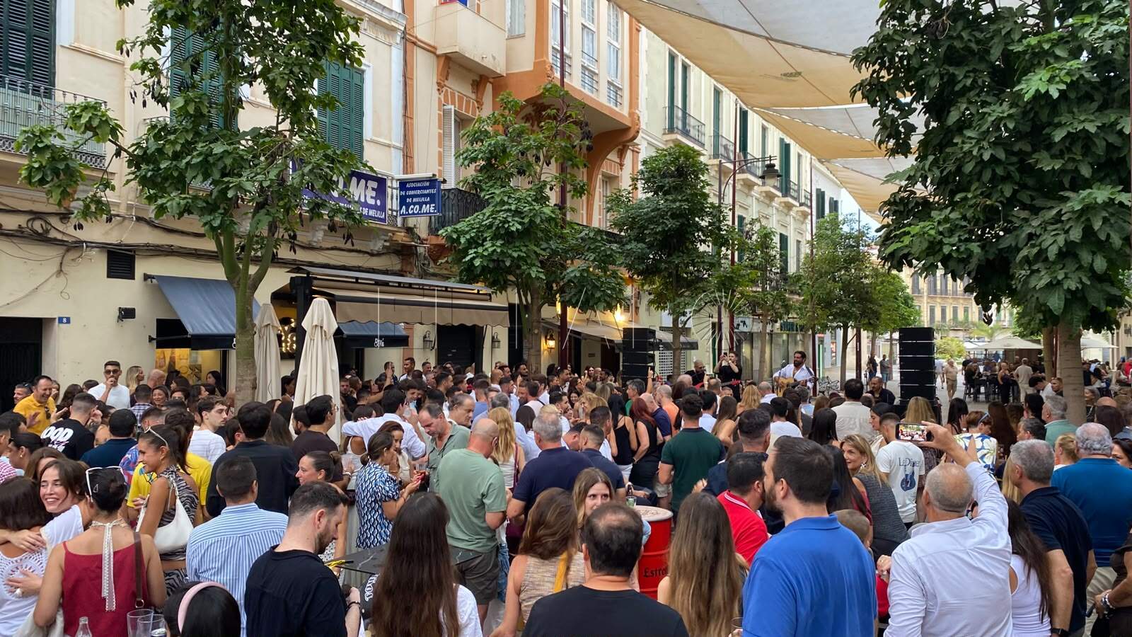 Manzanita pone a bailar a los melillenses en el DRY8 con las canciones de su padre