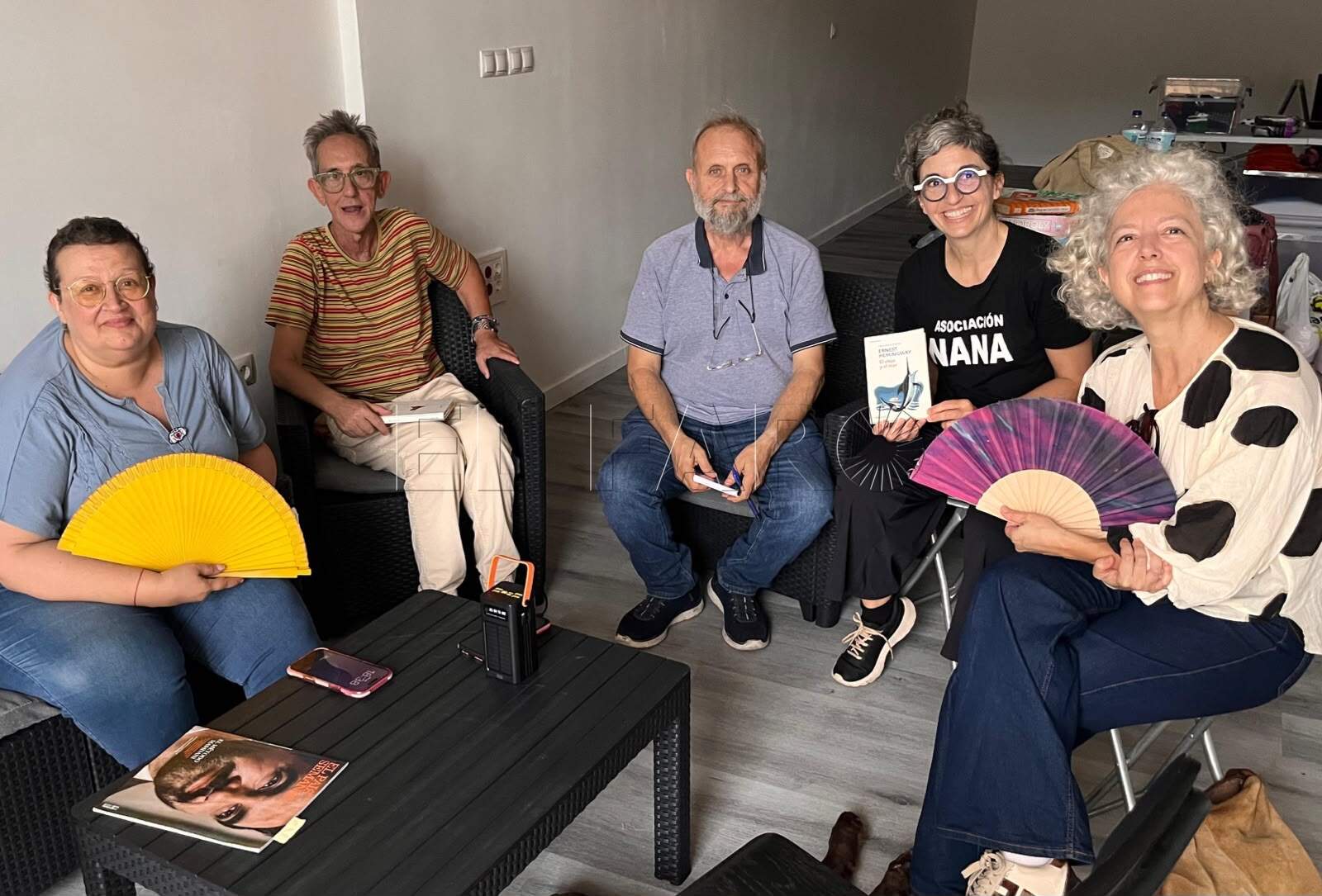 La asociación Nana construye un club de lectura intergeneracional