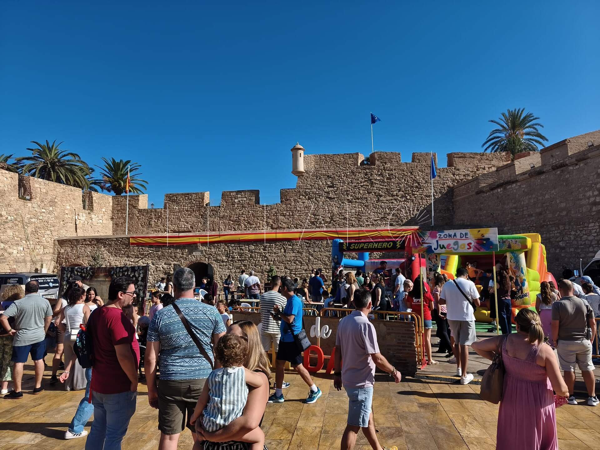 La Plaza de las Culturas se llena de diversión por el Día de la Hispanidad