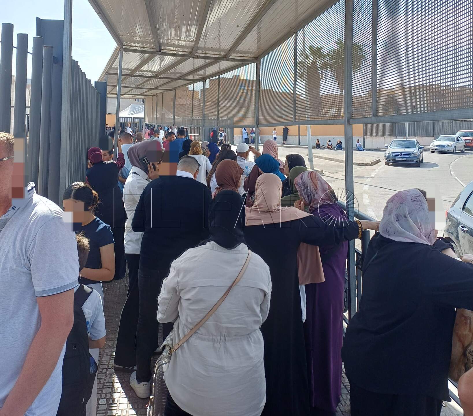 Largas colas y cansancio en la frontera de Melilla tras la visita de los Reyes