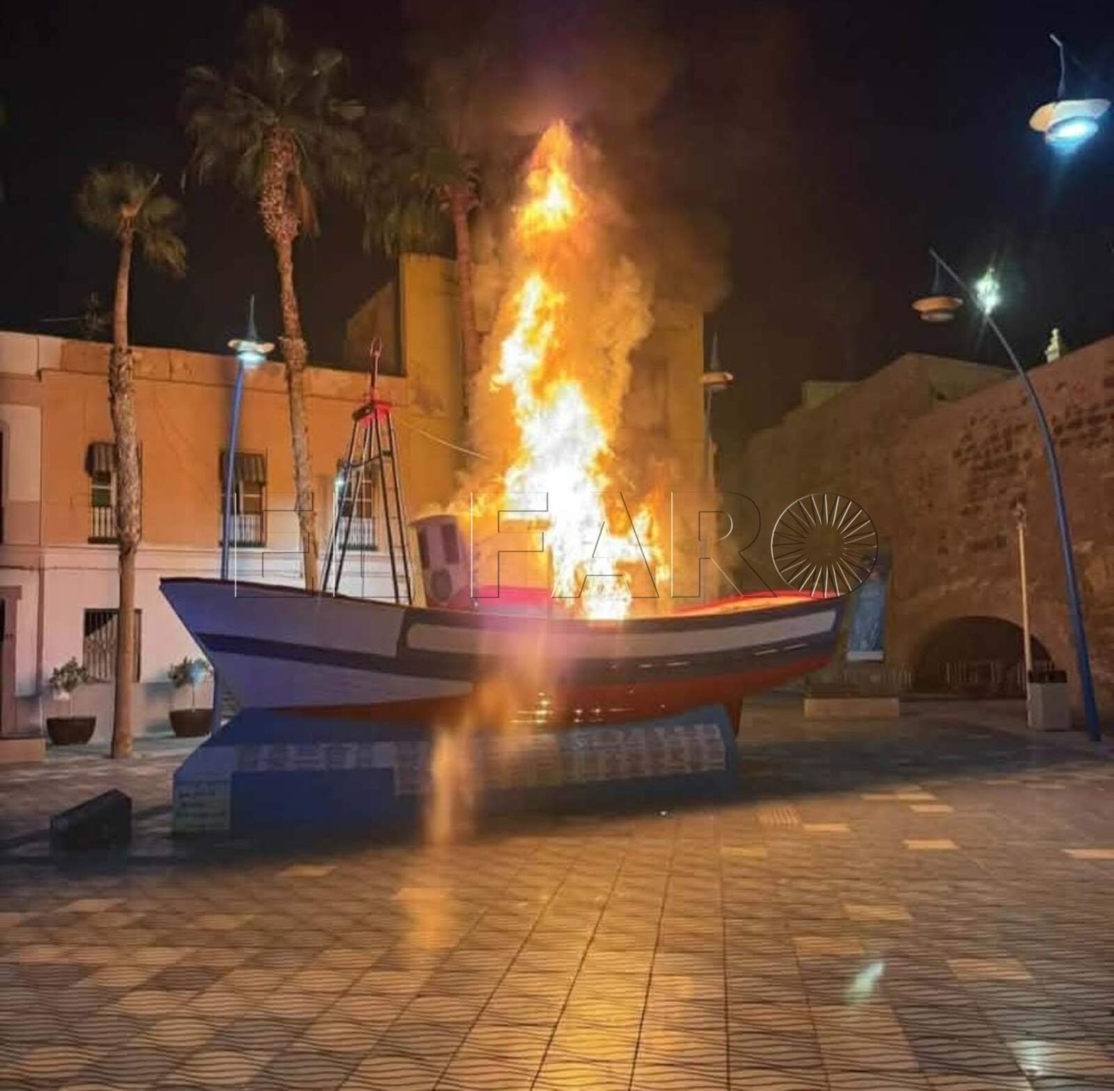 Un incendio daña el monumento a los pescadores de Melilla