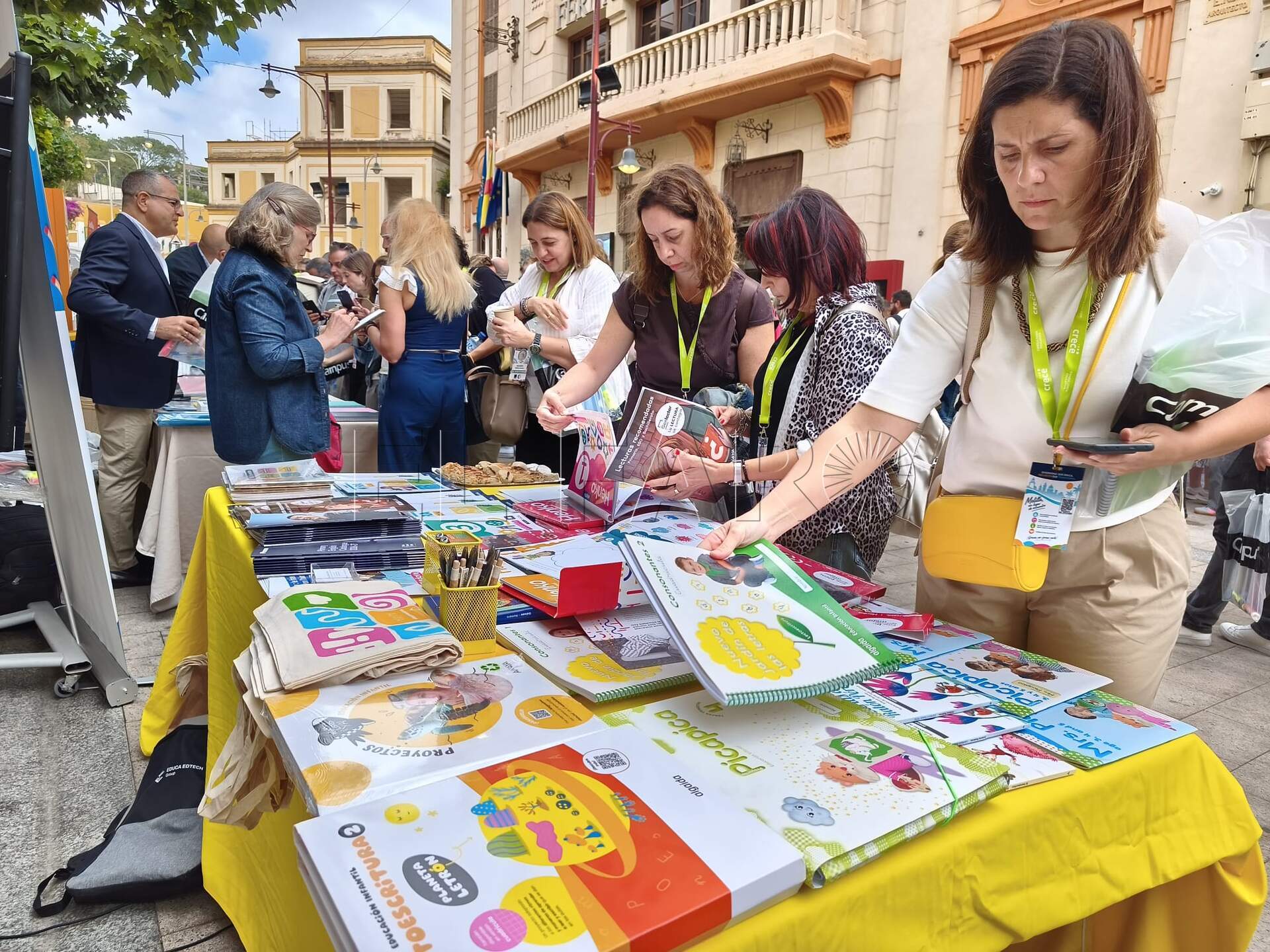 La feria educativa convierte la calle Cándido Lobera en un escaparate de innovación y recursos para los colegios