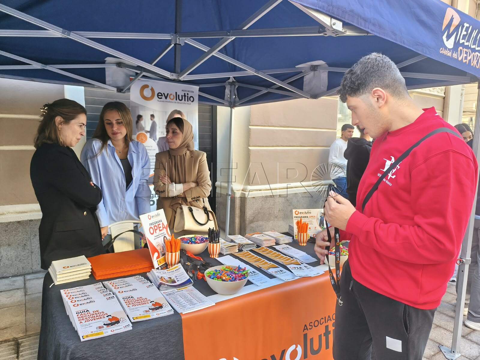 Imagen de una de las mesas informativas en la Avenida Cándido Lobera, a las puertas del Teatro Kursaal Fernando Arrabal durante la jornada del Día del Emprendimiento