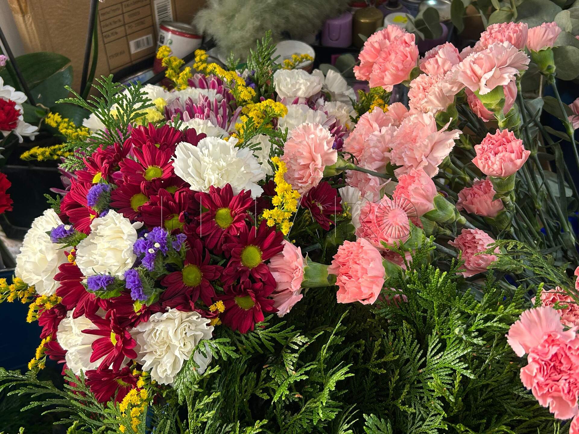 Las floristerías intensifican su trabajo ante la llegada del Día de Todos los Santos