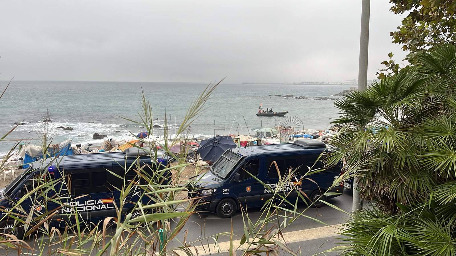 Sigue el desalojo de la playa del Trampolín en Ceuta
