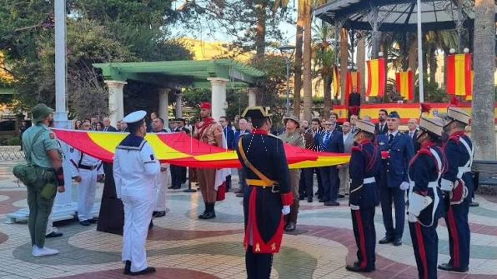 Especial arriado de bandera para conmemorar el Día de la Fiesta Nacional