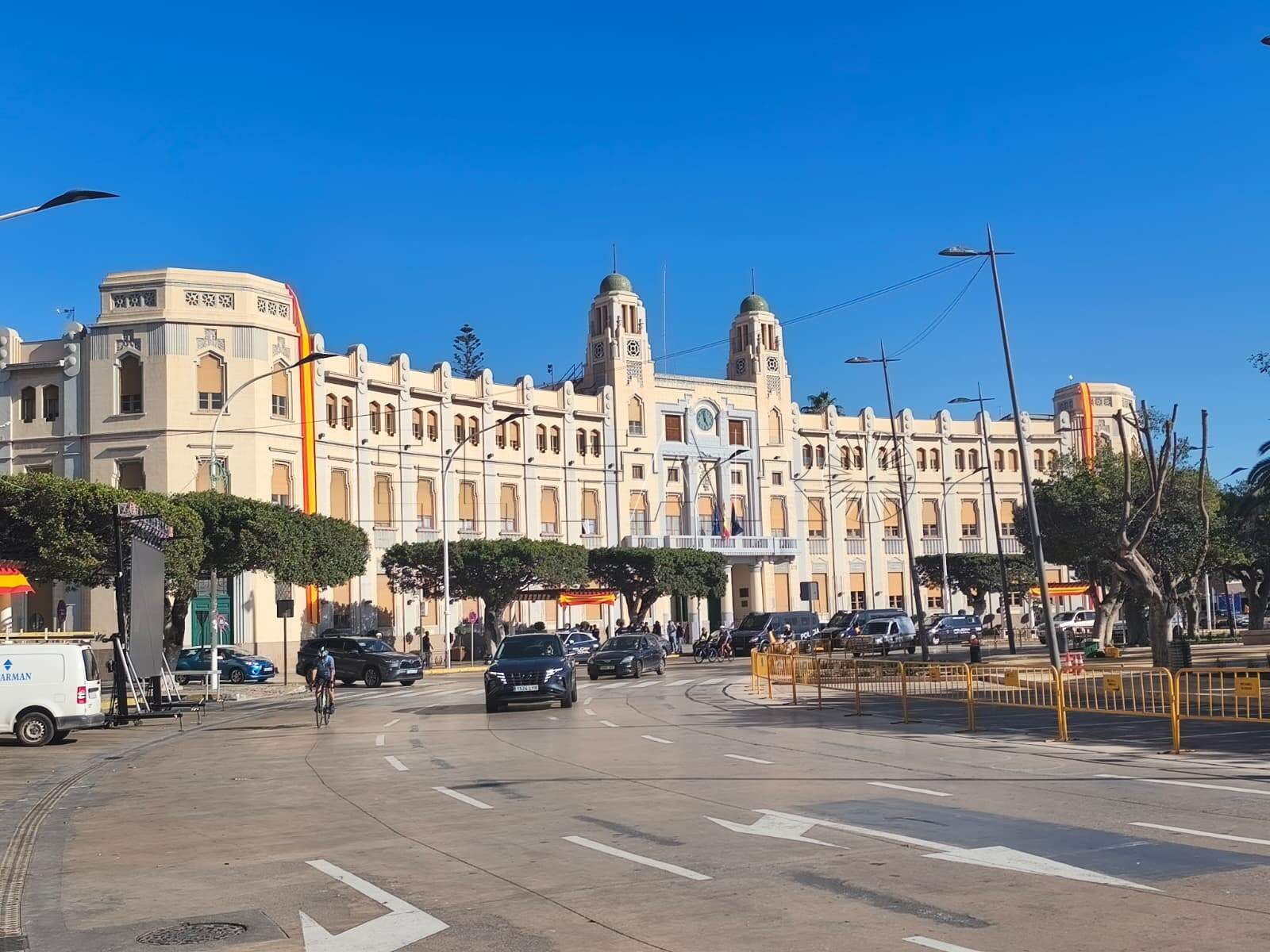 La ciudad se viste de gala para recibir a don Felipe y doña Letizia