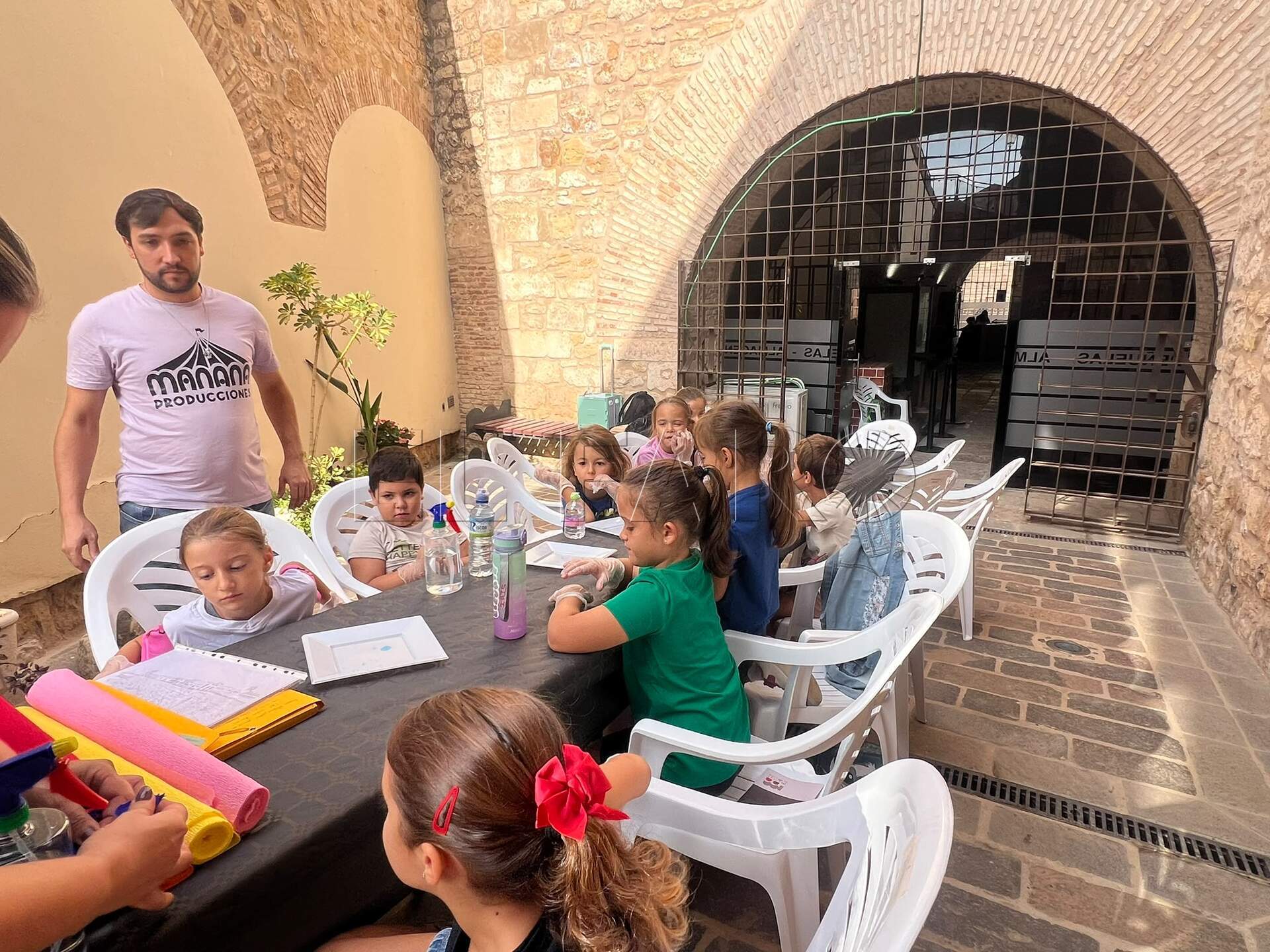 El Museo Etnográfico acerca las técnicas de Bellas Artes a los niños con el taller 'Atardecer en Melilla la Vieja'